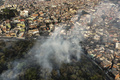 ブラジル・サンパウロ近郊の森から立ち上る山火事の煙（2024年9月13日撮影）。(c) Nelson ALMEIDA / AFP