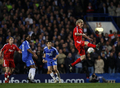 ボールをコントロールするリバプールのサミ・ヒーピア（%%Sami Hyypia%%）。（2008年4月30日撮影）(c)AFP/ADRIAN DENNIS