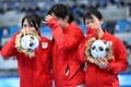 北京冬季五輪、スピードスケート女子団体追い抜き決勝。銀メダルを獲得し、表彰式に臨む（左から）佐藤綾乃、高木美帆、高木菜那（2022年2月15日撮影）。(c)WANG Zhao / AFP