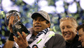 13NFL第48回スーパーボウル（Super Bowl XLVIII）、デンバー・ブロンコス（Denver Broncos）対シアトル・シーホークス（Seattle Seahawks）。優勝を飾り、トロフィーを手にするシアトル・シーホークスのラッセル・ウィルソン（Russell Wilson、2014年2月2日撮影）。(c)AFP/Getty Images/Kevin C. Cox