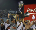 写真は、優勝トロフィーを掲げて喜ぶダヌビオの選手たち。(c)AFP/Miguel ROJO