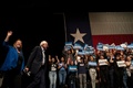 米大統領選に向けた民主党候補指名争いで、テキサス州エルパソで開かれた支持者集会に登場したバーニー・サンダース上院議員（右から2人目、2020年2月22日撮影）。(c)Paul Ratje / AFP