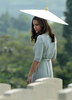 仏セレブ情報誌「クローザー（Closer）」が、英国のキャサリン妃（Catherine, Duchess of Cambridge）のトップレス写真を14日に発売する最新号で掲載すると発表した。前週にウィリアム王子（Prince William）夫妻が休暇でフランスを訪れた際に撮影されたものとみられ、同誌ウェブサイトによれば「ゲストハウスのテラスでトップレスでくつろぐキャサリン妃」が写っている複数枚の写真を掲載するという。

英王室はつい先日、ウィリアム王子の弟のヘンリー王子（Prince Harry）の全裸写真が暴露されるスキャンダルに見舞われたばかり。現在、アジア太平洋諸国を歴訪中のウィリアム王子夫妻は、ただちに「悲しみに包まれている」との声明を発表した。

写真は、シンガポールのクランジ（Kranji）英連邦戦没者墓地（Eden Hall）を訪れたキャサリン妃（2012年9月13日撮影）。(c)AFP/ROSLAN RAHMAN