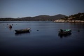 ギリシャ船籍の油輸送船「アギア・ゾニ2号」の沈没事故で流出した油が漂着したサラミス島の海岸（2017年9月12日撮影）。(c)AFP/Angelos Tzortzinis