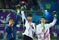 第17回アジア競技大会（17th Asian Games、Asiad）体操、男子種目別あん馬決勝。表彰式に臨む（左から）アブドゥラ・アジモフ（Abdulla Azimov）、山本雅賢（Masayoshi Yamamoto）、朴民樹（Park Min-Soo、2014年9月24日撮影）。(c)AFP/JUNG YEON-JE