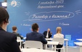ロシア・モスクワ州ソルネチノゴルスクで行われた「重要な対話」で、児童・生徒と話をするウラジーミル・プーチン大統領（奥、2023年9月1日撮影）。(c)Mikhail KLIMENTYEV / POOL / AFP