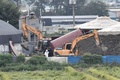 韓国の坡州市で、アフリカ豚コレラに感染し殺処分された豚を埋める穴を掘る掘削機（2019年9月17日撮影）。(c)Jung Yeon-je / AFP