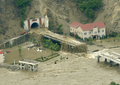 中国・四川大地震により四川（Sichuan）省北川（Beichuan）県にできた巨大な「せき止め湖」で、倒壊した橋や建物（2008年6月10日撮影）。(c)AFP/LIU Jin