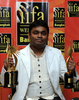 バンコク（Bangkok）で開催された「国際インド映画アカデミー賞（International Indian Film Academy Awards、IIFA）」で、映画『Guru』でBest music direction賞を受賞した、インド人音楽家、A．R．ラフマーン（A. R. Rahman、2008年6月8日撮影）。(c)AFP/PORNCHAI KITTIWONGSAKUL