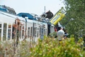 イタリア南部プーリア州で起きた列車衝突事故の現場で行われる救出活動（2016年7月12日撮影）。(c)AFP/GAETANO LO PORTO