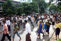 2007年9月28日、ヤンゴン（Yangon）市内繁華街を行進するデモ隊。(c)AFP