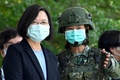 台湾南部の台南にある軍基地を訪れ、兵士から説明を聞く蔡英文総統（左、2020年4月9日撮影）。(c)Sam Yeh / AFP
