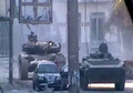 内戦状態のシリアから届いた最新写真。政府軍と反体制派の激しい戦闘が続く中、人々は懸命に「日常」を送ろうと努めている。

写真は、動画共有サイトのユーチューブ（YouTube）に掲載された、北部アレッポ（Aleppo）のMaysalun地区を進む政府軍の戦車とされる画像。バッシャール・アサド（Bashar al-Assad）大統領は8日、「シリアで生きシリアで死ぬ」と述べ亡命の可能性を否定した（2012年11月7日撮影）。(c)AFP/YOUTUBE