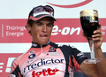 ビールグラスを掲げ優勝を喜ぶヴァンアフェルマート。(c)AFP/JENS-ULRICH KOCH