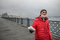 トルコ・イスタンブールで、政府の外出自粛要請を受けて閑散としたガラタ橋でマスクを売る人（2020年4月1日撮影）。(c)Ozan KOSE / AFP