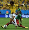サッカーW杯ブラジル大会（2014 World Cup）グループA、ブラジル対カメルーン。カメルーンのエヨング・タルカング・エノー（Eyong Tarkang Enoh、下）のスライディングタックルを受けるブラジルのマルセロ（Marcelo Vieira Da Silva Junior、2014年6月23日撮影）。(c)AFP/VANDERLEI ALMEIDA