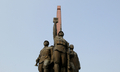 北朝鮮の平壌（Pyongyang）に建つ兵士の像（2008年2月26日撮影）。(c)AFP/Mark RALSTON