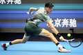 テニス、中国オープン、男子シングルス1回戦。リターンを打つヤニック・シナー（2024年9月26日撮影）。(c)STRINGER / AFP