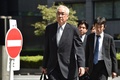 東京地裁に到着した東京電力の武藤栄元副社長（中央、2019年9月19日撮影）。(c)Kazuhiro NOGI / AFP