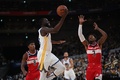 22-23NBAプレシーズンゲーム、ワシントン・ウィザーズ対ゴールデンステイト・ウォリアーズ。得点を狙うゴールデンステイト・ウォリアーズのドレイモンド・グリーン（左から2人目、2022年9月30日撮影）。(c)Philip FONG / AFP