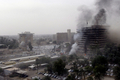 車両を使った自爆攻撃を受けて燃え上がるイラクの首都バグダッド（Baghdad）中心部の法務省庁舎（2009年10月25日撮影）。(c)AFP/SABAH ARAR