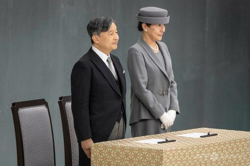天皇陛下 天皇陛下退位の特例法案、閣議決定 - BBCニュース