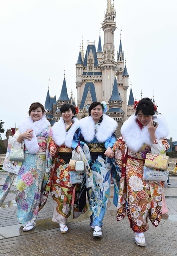 ディズニーランドで成人式、ミッキーらが祝福 千葉県浦安市