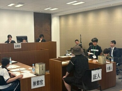 夏休みの小・中学生が弁護士と『模擬裁判体験』