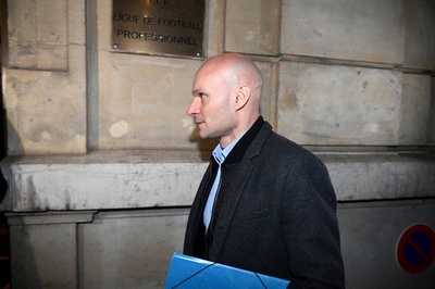 選手に蹴りを入れた審判、半年間の職務停止処分に 仏1部