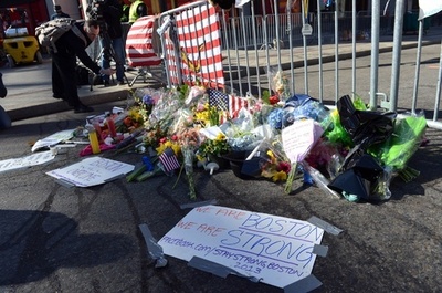 米ボストン爆発、容疑者逮捕の報道を当局が否定