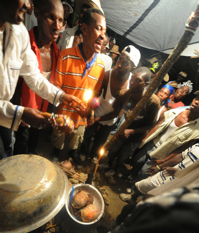 ハイチ大地震から半年、ブードゥー教の行事で祈る人びと