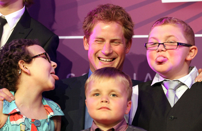 ヘンリー王子、チャリティイベントに出席 全裸スキャンダルでジョークも