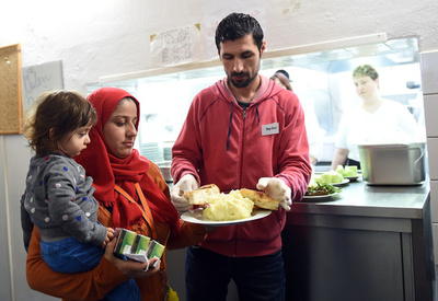 ドイツ、難民雇用の「1ユーロジョブ」制度…時給は130円