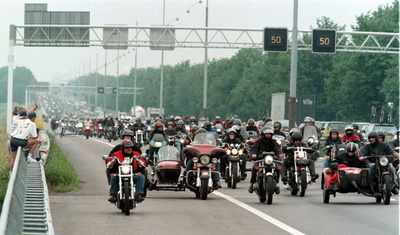 オランダ、バイク集団の対「イスラム国」戦参加を容認