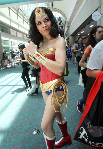 「ワンダーウーマン」は両性愛者、コミック作者が認める