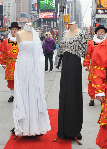 ダイアナ元妃のドレス2着、2200万円で落札