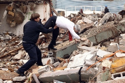 チリ大統領、公務中に豪快にこける