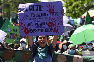 中絶で禁錮30年の女性、10年服役で釈放 エルサルバドル