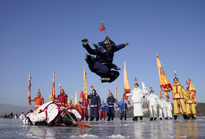 清朝宮廷の伝統行事「氷嬉」パフォーマンスを披露　北京・頤和園