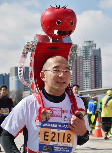 栄養補給は万全？トマト背負ってマラソン 都内イベント