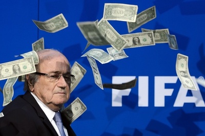 FIFA会長の会見でハプニング、英コメディアンが偽札ばらまく