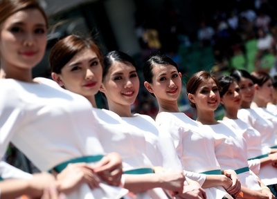 F1マレーシアGPを彩るグリッドガールたち