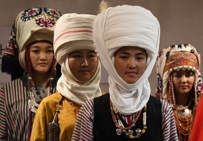 キルギスでファッションショー、地元デザイナーらが新作