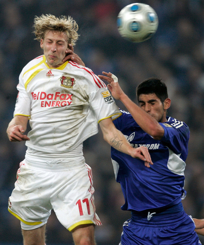 レバークーゼン シャルケと引き分けるも首位をキープ