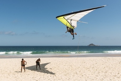 青空を満喫、リオの海岸の空を舞うハンググライダー
