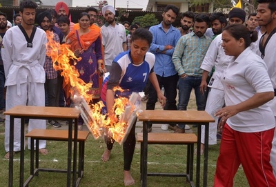 炎も氷もなんのその、学生が武術を披露 印アムリツァル