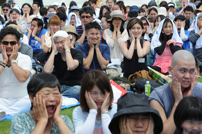 みんなで変顔…じゃなくて顔ヨガ 1120人が参加