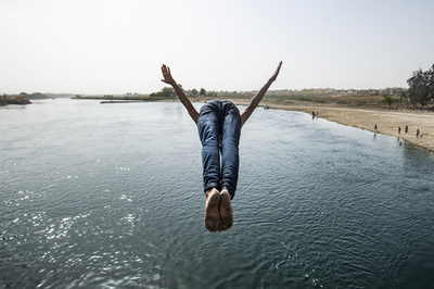 【今日の1枚】ユーフラテス川で鳥になる、シリア
