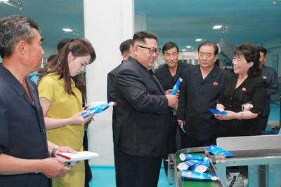 金正恩氏と李雪主夫人、化粧品工場を視察