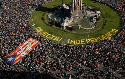 カタルーニャ独立派デモ、参加者減で60万人 スペイン